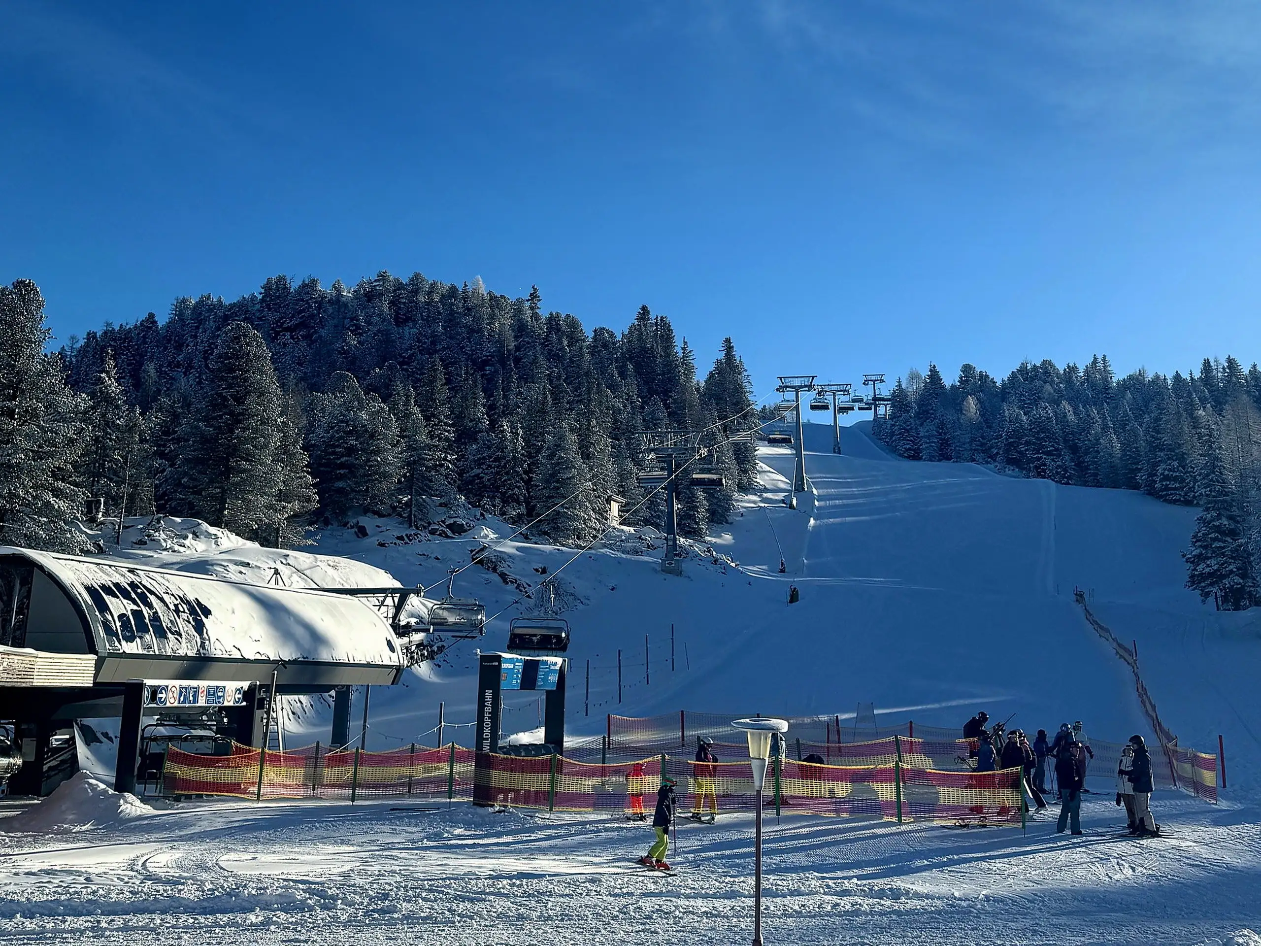 Piste und Sessellift im Skigebiet Turracher Höhe zwischen Zirben